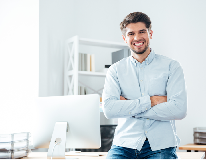Junger Mann im Business Outfit