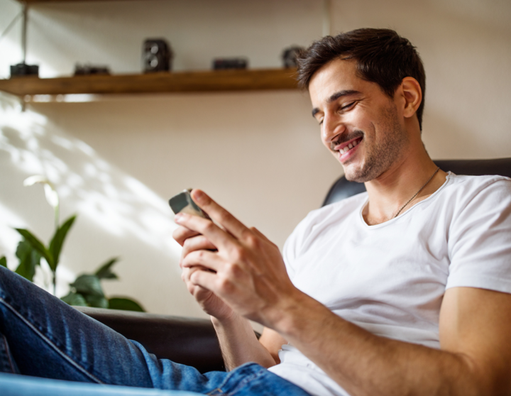 Mann schaut auf sein Handy