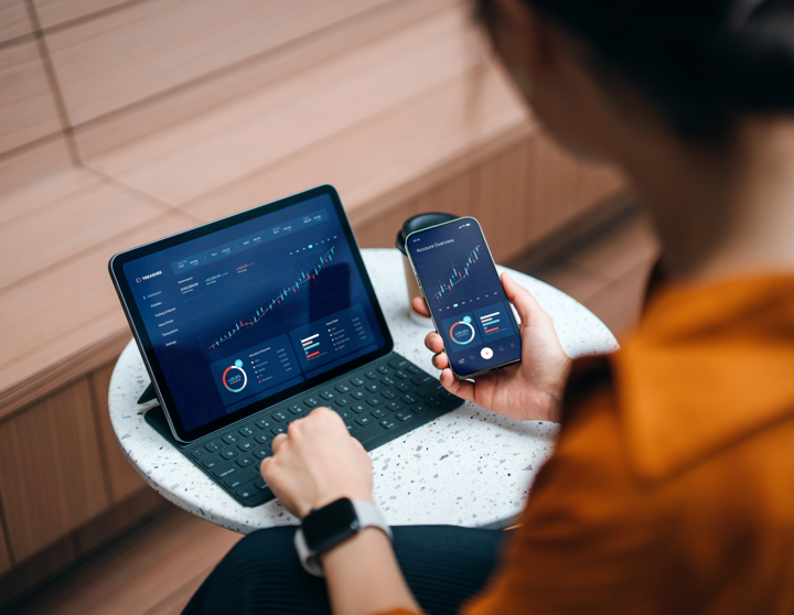 Anzeige von KPIs im Forderungsmanagement auf einem Tablet und Telefon