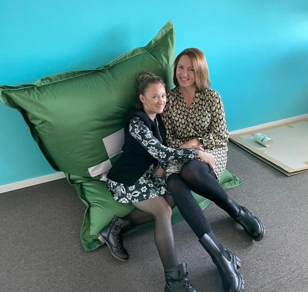 Antonina and her colleague sitting on a Riverty beanbag