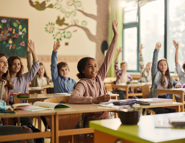 Blije kinderen in een schoolklas