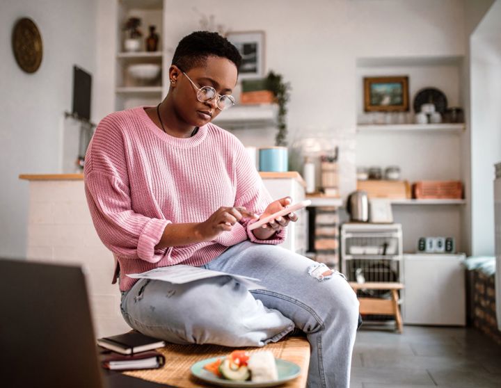 Een mevrouw bekijkt mogelijkheden om te sparen