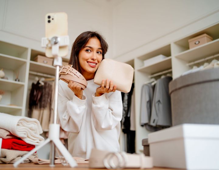 Een vrouw is blij met haar nieuw gekochte producten