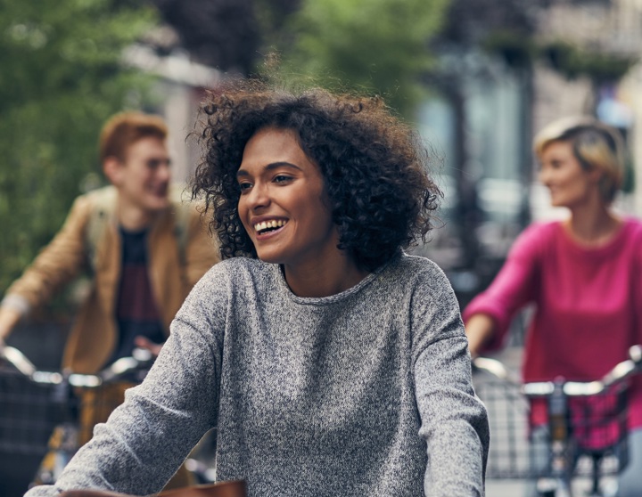 Eine Gruppe junger Menschen fährt gemeinsam Fahrrad