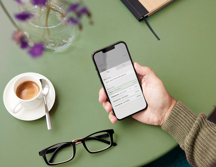Telefoon in de hand met BNPL gedragscode